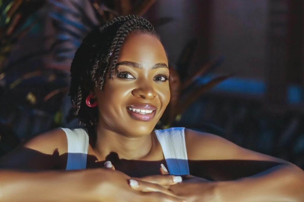 Une femme avec des tresse